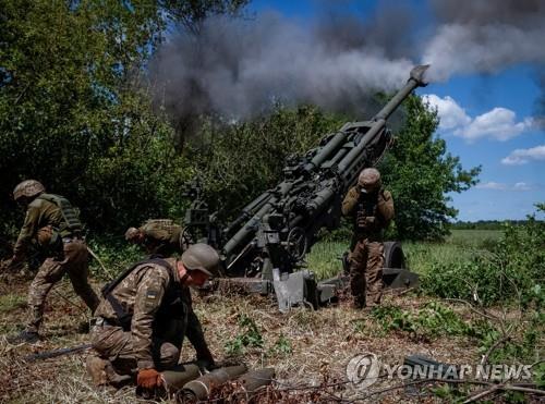 M777 곡사포 쏘는 우크라이나군 병사들