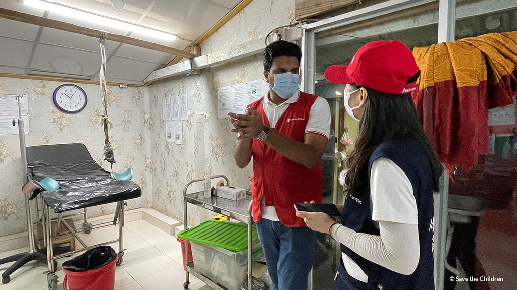 방글라데시 로힝야 난민 캠프의 의료시설을 둘러보는 세이브더칠드런 직원. [세이브더칠드런 제공]