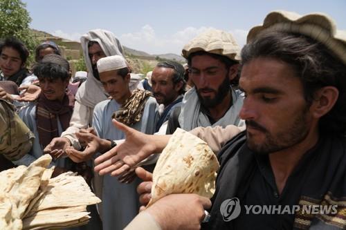 아프간 강진 피해지역 파크티카주에서 구호품을 받는 주민.
