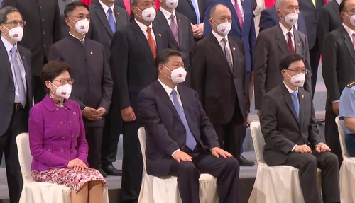 시진핑(앞줄 가운데) 중국 국가주석이 30일 홍콩 컨벤션센터에서 홍콩 정·재계 인사들을 만나 단체사진을 촬영한 모습. [홍콩 정부 제공. 재판매 및 DB 금지]