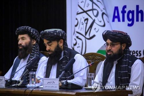  아프간 카불서 열린 지도자 회의에 대해 브리핑하는 탈레반 대변인들.