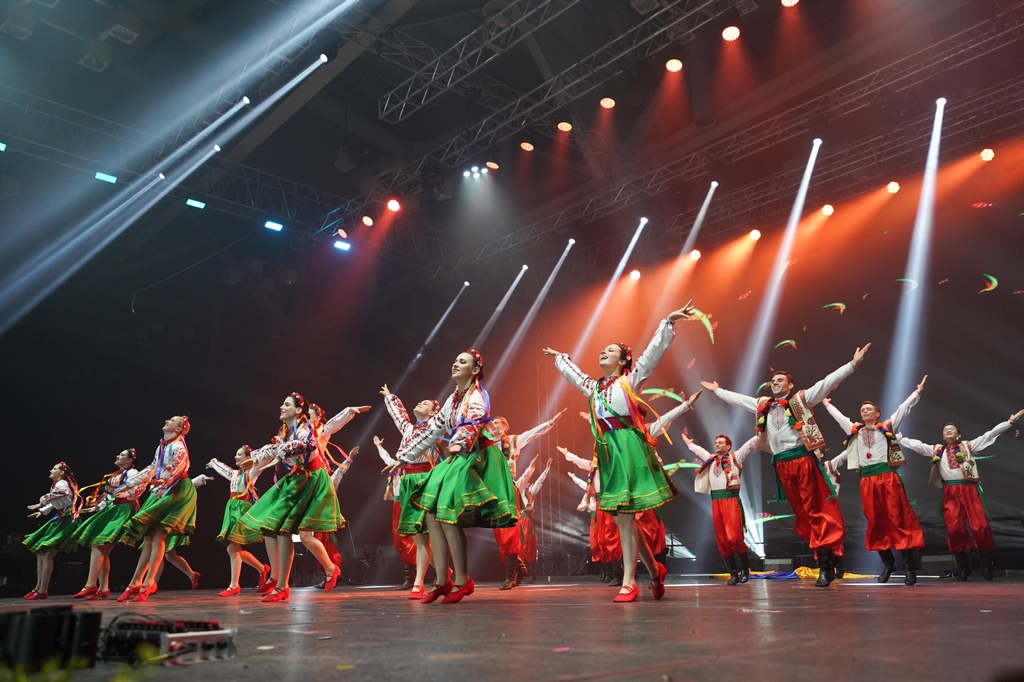 우크라이나 댄스팀 '므리야'는 춤을 통해 조국의 평화를 기원한다