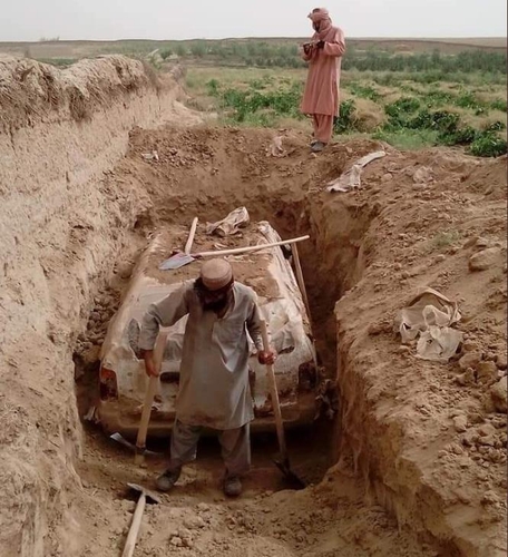 탈레반 창설자 물라 무하마드 오마르가 탔던 도요타 발굴 모습.