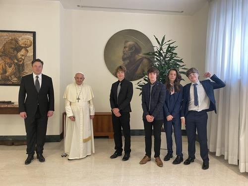 최근 아들 4명과 함께 교황을 만난 일론 머스크