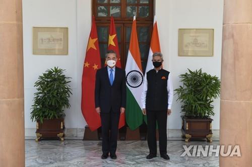  지난 3월 인도 뉴델리에서 만난 인도와 중국(왼쪽)의 외교부 장관.