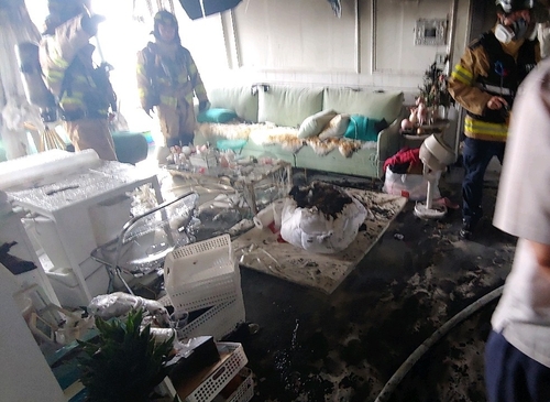부산 영도구 아파트 10층서 화재…주민 20여명 대피