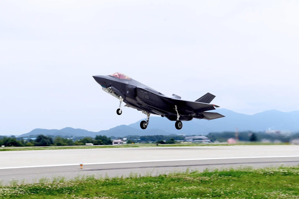 이륙하는 F-35A