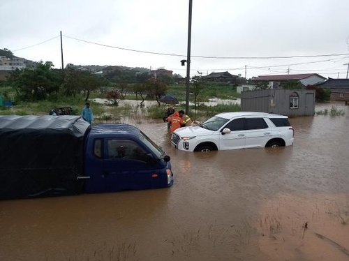 160㎜ 폭우 내린 인천…차량 침수·정전 피해 잇따라
