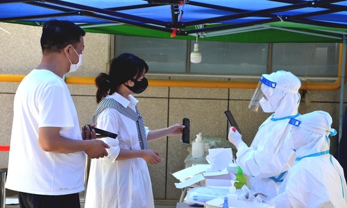 PCR 검사 받는 란저우 주민들