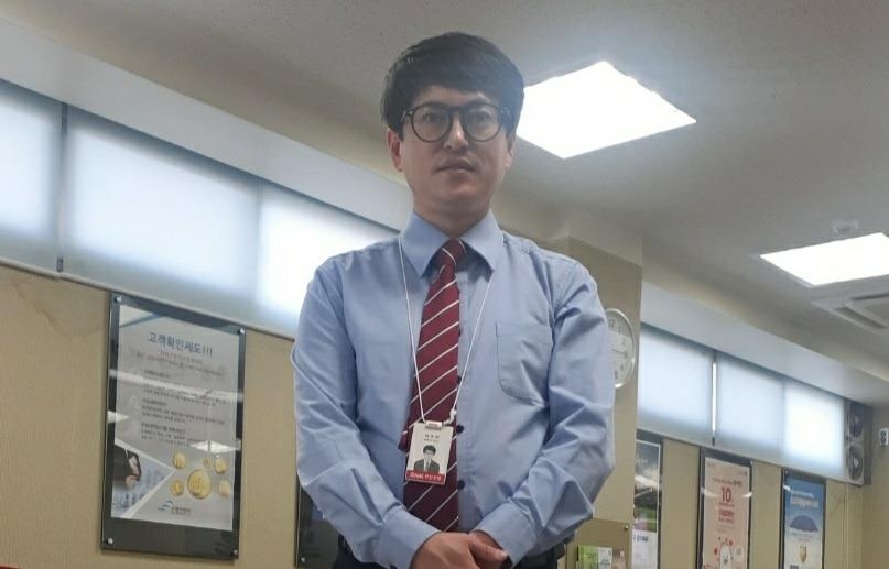 BNK부산은행의 로비 매니저 박주현씨.