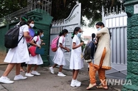 스리랑카 '최악 경제난' 속 한 달만에 학교 다시 열어