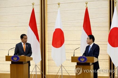 조코 위도도 인도네시아 대통령(왼쪽)과 기시다 후미오 일본 총리