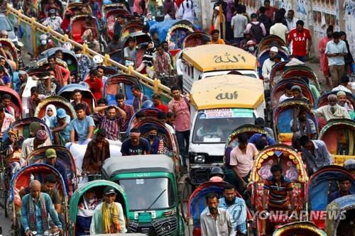 인파와 차량으로 혼잡한 방글라데시 다카 도로.