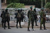 '국가부도' 스리랑카, 비상사태 연장…시위 주모자 체포