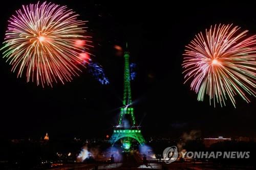 프랑스 혁명기념일을 기념하는 불꽃놀이
