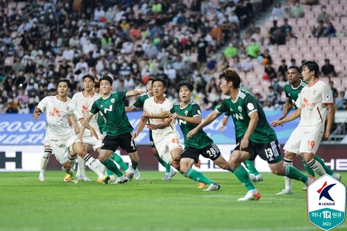전북과 제주의 경기 장면.