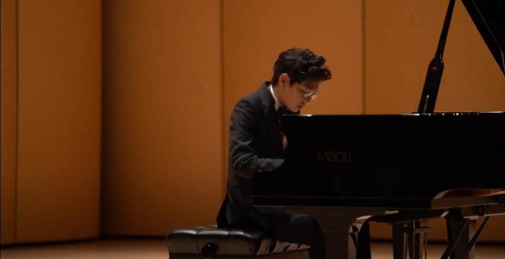 임종현 씨의 피아노 연주 모습