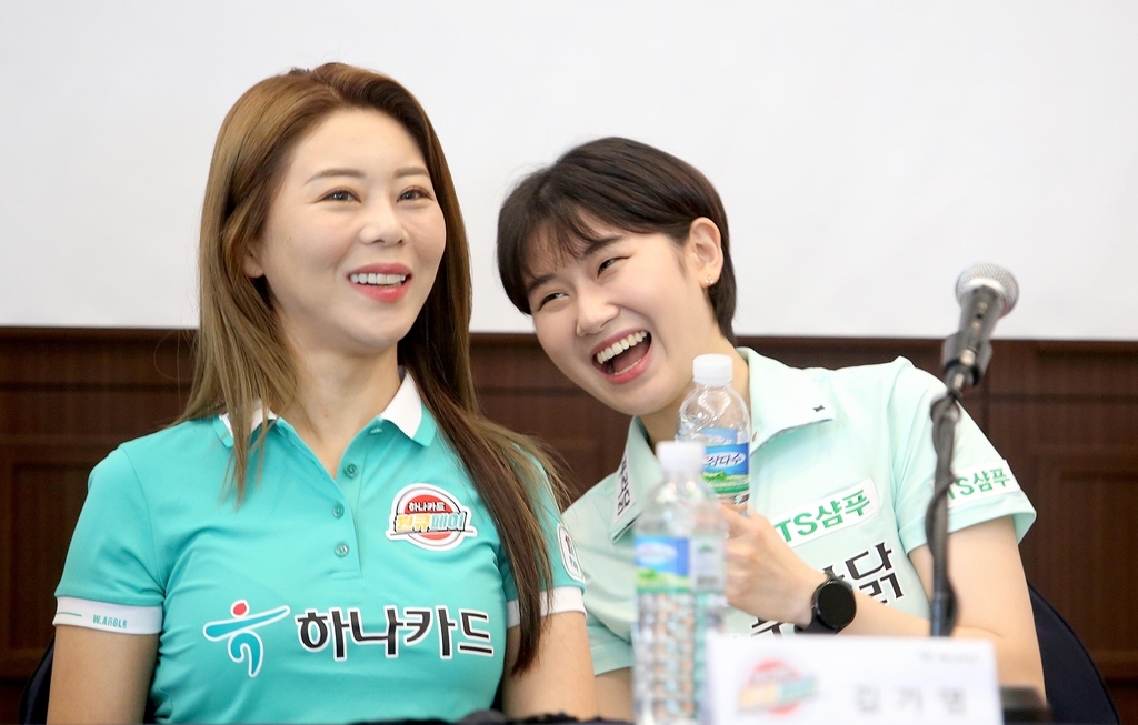 Kim Ga-young (left) and Lee Mi-rae smiling brightly