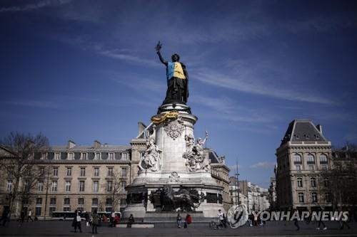 프랑스 파리 레퓌블리크 광장 동상에 매단 우크라이나 국기