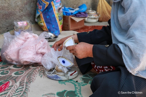 탈레반의 여학생 교육 금지령 탓에 집에서 바느질로 생계비를 버는 아프간 여아