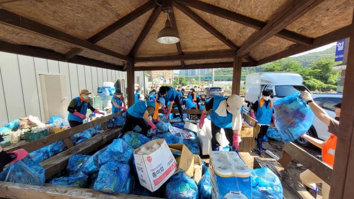 고기리에서 수해 복구 돕는 경기도 청년봉사단원들