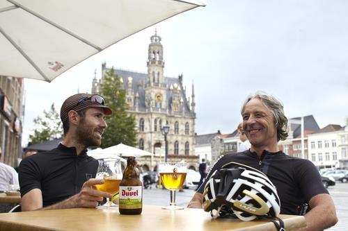 플랑드르 사람들은 자전거를 탄 뒤 시원한 벨기에 맥주로 갈증을 푼다. [플랑드르관광청 제공]
