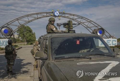 우크라 자포리자 원전 경비하는 러시아군