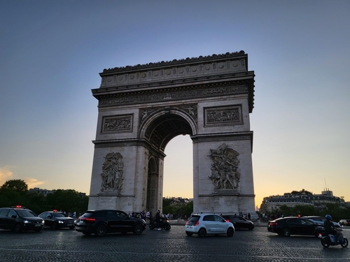 관광객들이 많이 찾는 프랑스 파리 개선문