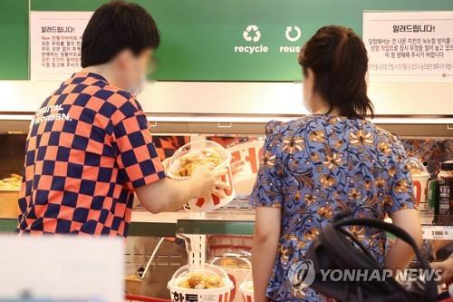 대형마트 치킨 살펴보는 소비자들 [연합뉴스 자료사진]