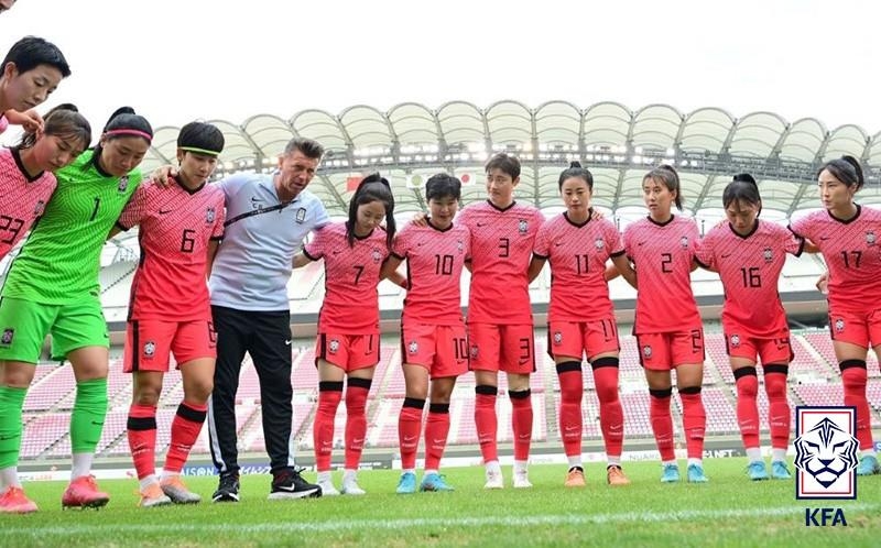 콜린 벨 감독이 이끄는 여자 축구대표팀.