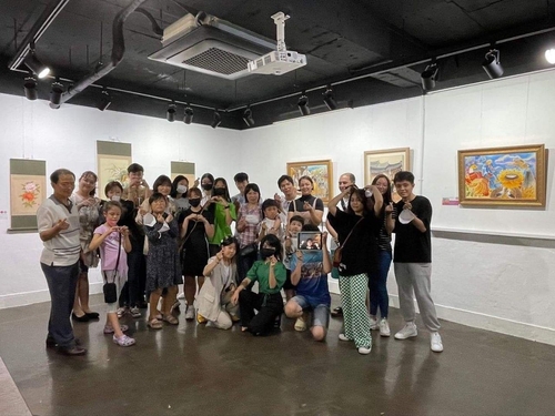 최 미카엘 군 전시회를 찾은 친구와 가족