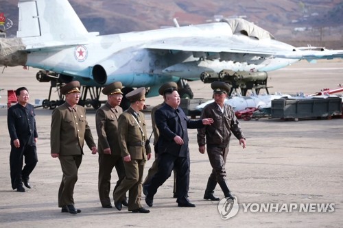 공군훈련 참관하는 김정은 북한 국무위원장