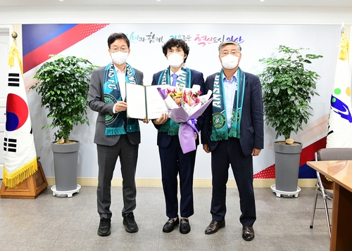 왼쪽부터 이민근 구단주, 김길식 단장, 이종걸 대표이사. 