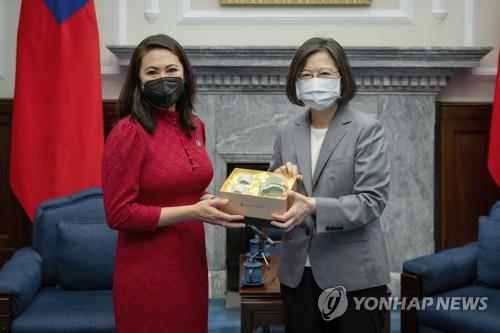 8일 차이잉원(우) 대만 총통 만난 머피 미국 하원의원