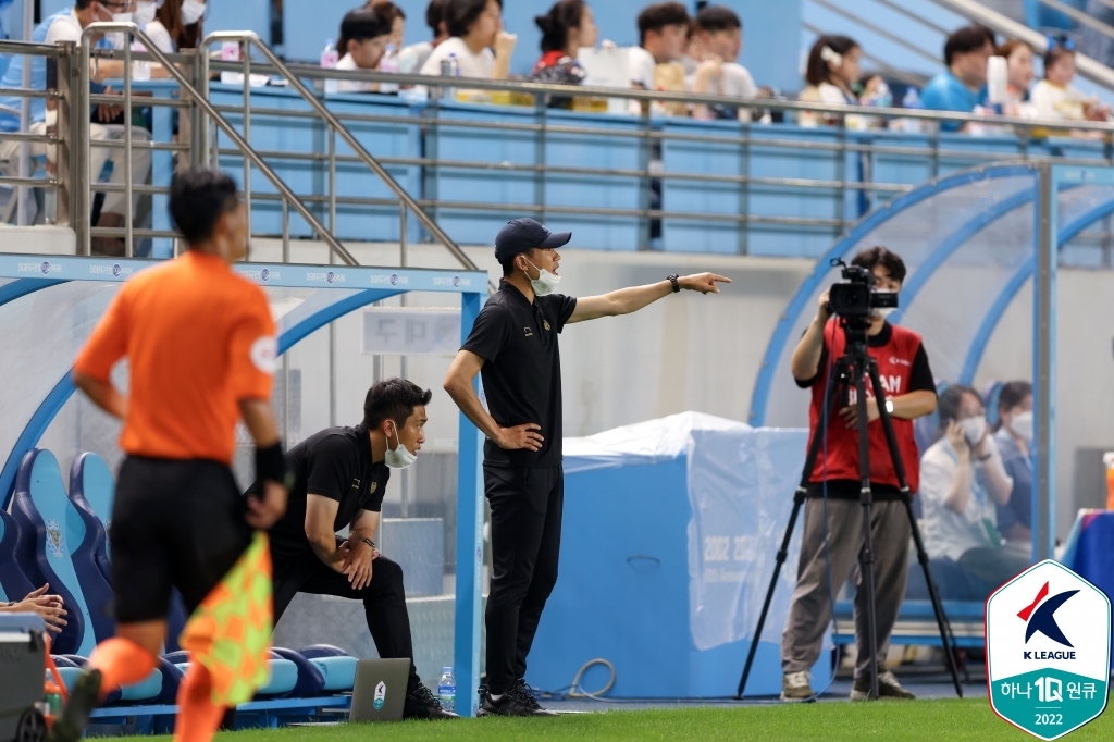 8월 7일 인천 유나이티드와의 경기 때 선수들에게 지시하는 최원권 대행