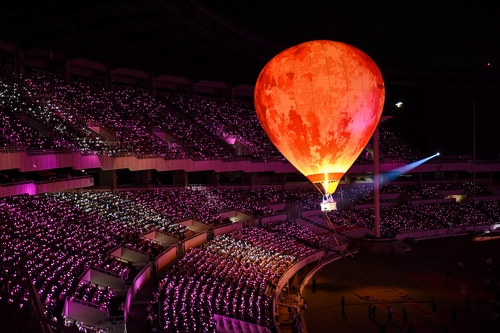 IU was the first female K-pop artist to give a concert at Jamsil Stadium.