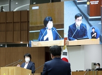 김동연-야당 도의원, 첫 도정질문서 '정무직 인사' 놓고 설전