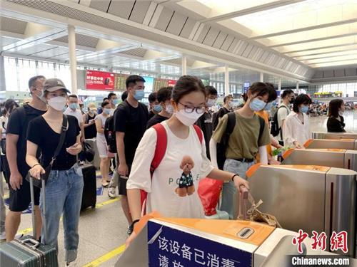 중국 난닝시 동역에서 탑승 수속 밟는 승객들