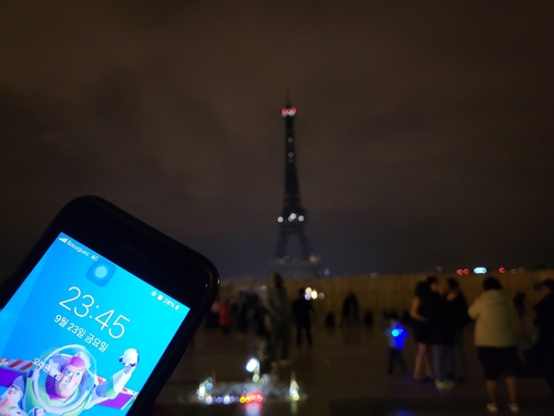 밤 11시45분 꺼진 에펠탑 조명…"아쉽다", "에너지 절약 필요"