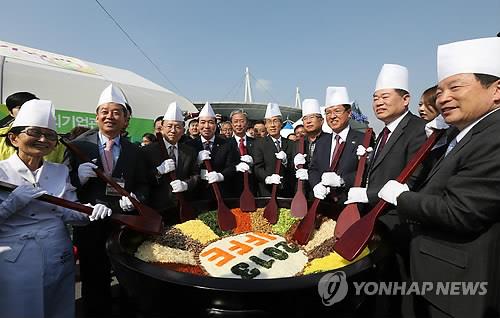 전주발효식품엑스포의 비빔밥 비비기 퍼포먼스
