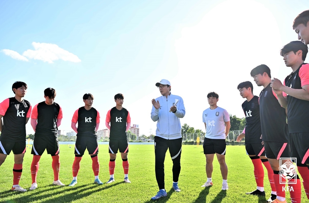 황선홍 감독(가운데)과 올림픽 축구대표팀 훈련 모습.