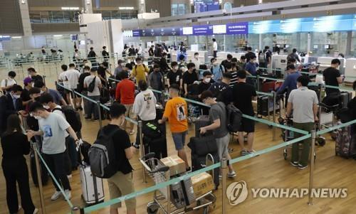 재작년 7월 베트남 특별입국을 위해 인천공항 출국장에서 줄서 있는 탑승객