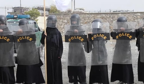 아프간서 '부르카 여성 경찰기동대' 등장…탈레반 홍보영상 공개