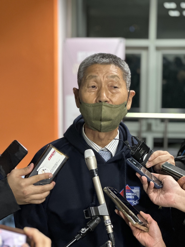 한국시리즈 2차전 관전 중 언론 인터뷰에 응한 김성근 전 감독