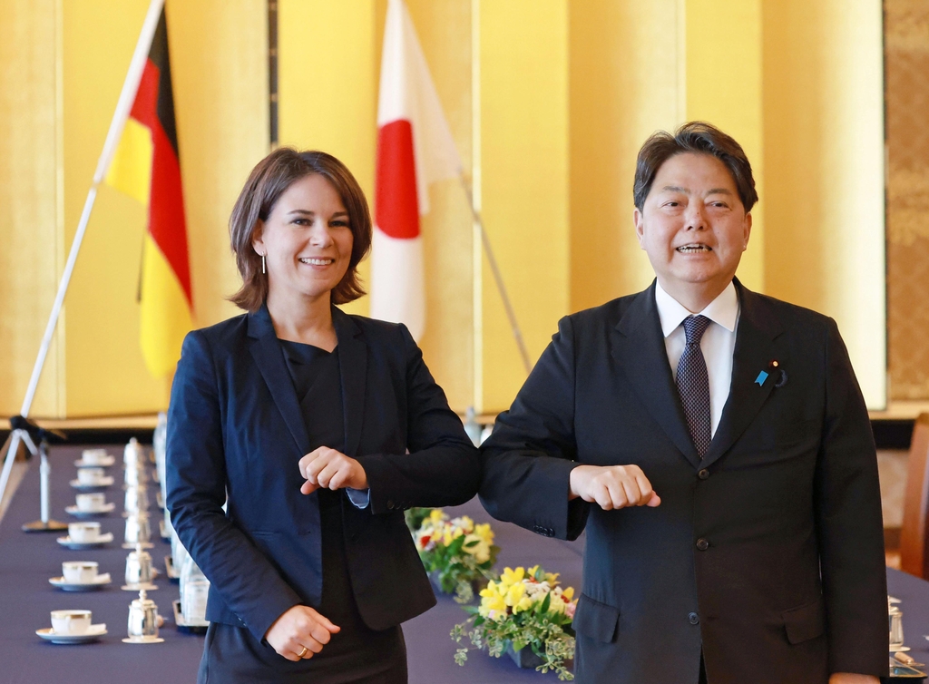 하야시(오른쪽) 일본 외무상과 배어복 독일 외교장관
