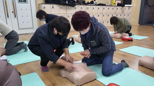 정확한 가슴 압박 위치를 설명하는 양홍진 강사