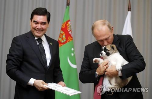2017년 투르크메니스탄 대통령으로부터 반려견을 선물받고 있는 푸틴 [EPA=연합뉴스 자료사진]