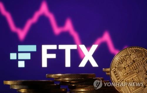 가상화폐거래소 FTX 로고와 코인 모형 이미지