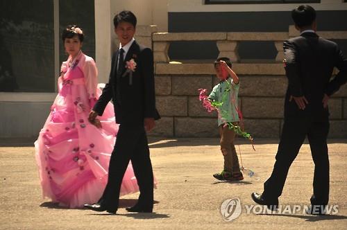 북한서도 긴 결혼식 축사는 '눈총'…"3분이 한도"