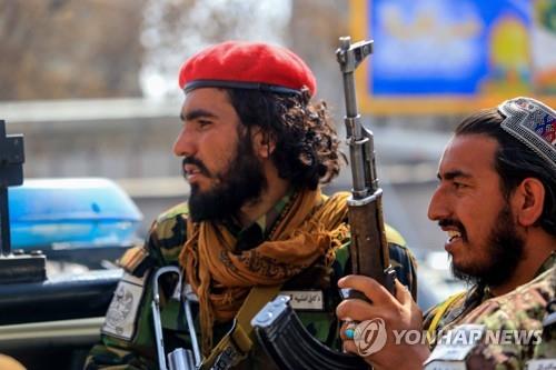 아프간 수도 카불에서 경계 활동 중인 탈레반.